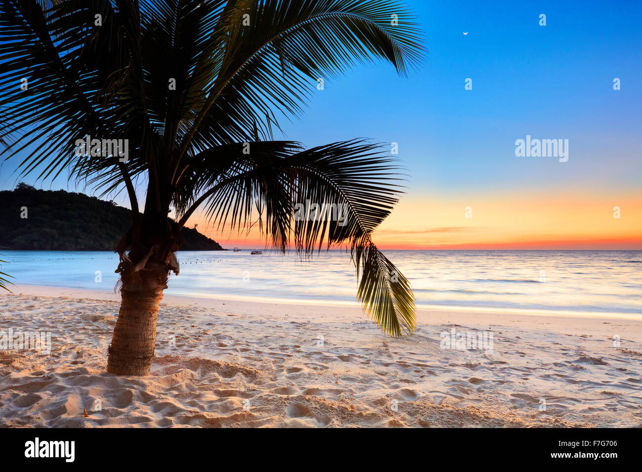 Después de la puesta de sol, playa tropical de la isla de Ko Samet, Tailandia Foto de stock