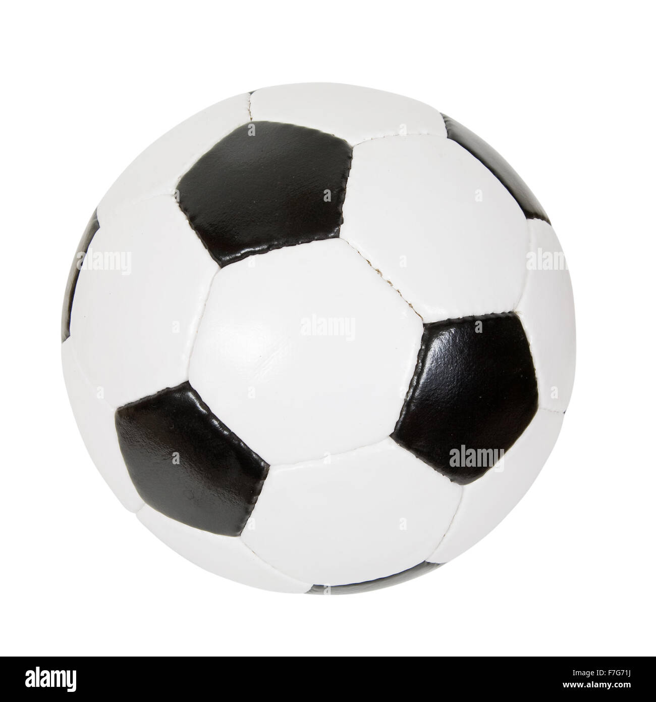 Balón de fútbol clásico. Aislado sobre blanco con trazado de recorte  Fotografía de stock - Alamy