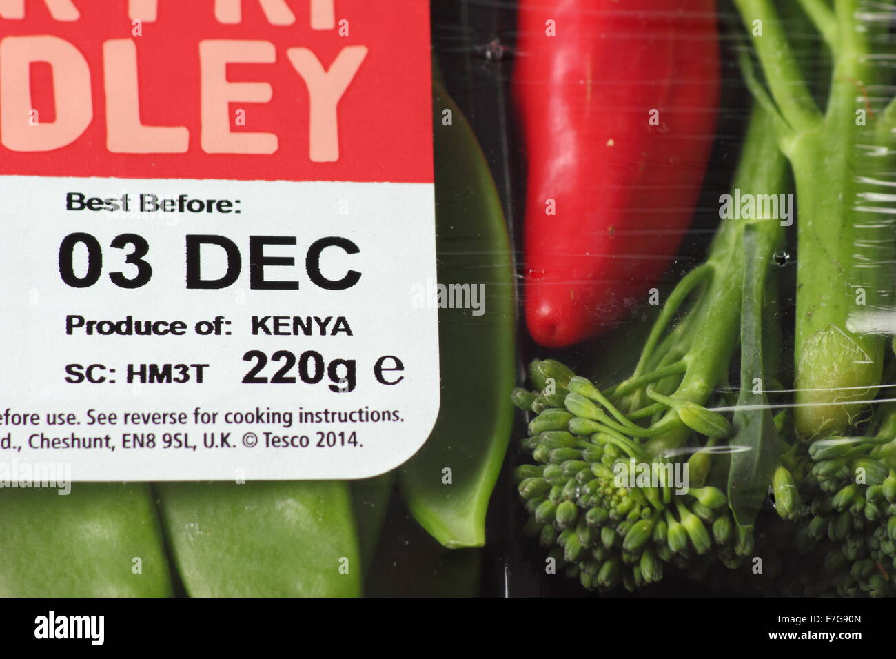 Mejor antes de la etiqueta en el embalaje de un Salteado popurrí de verduras de Kenia desde el supermercado Tesco, Inglaterra - sólo para uso editorial Foto de stock