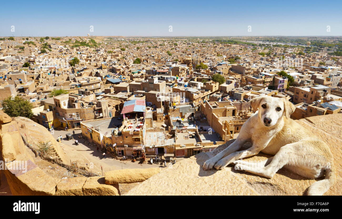 Vista desde la parte superior de Jaisalmer Fort de la ciudad abajo, Jaisalmer, India Foto de stock