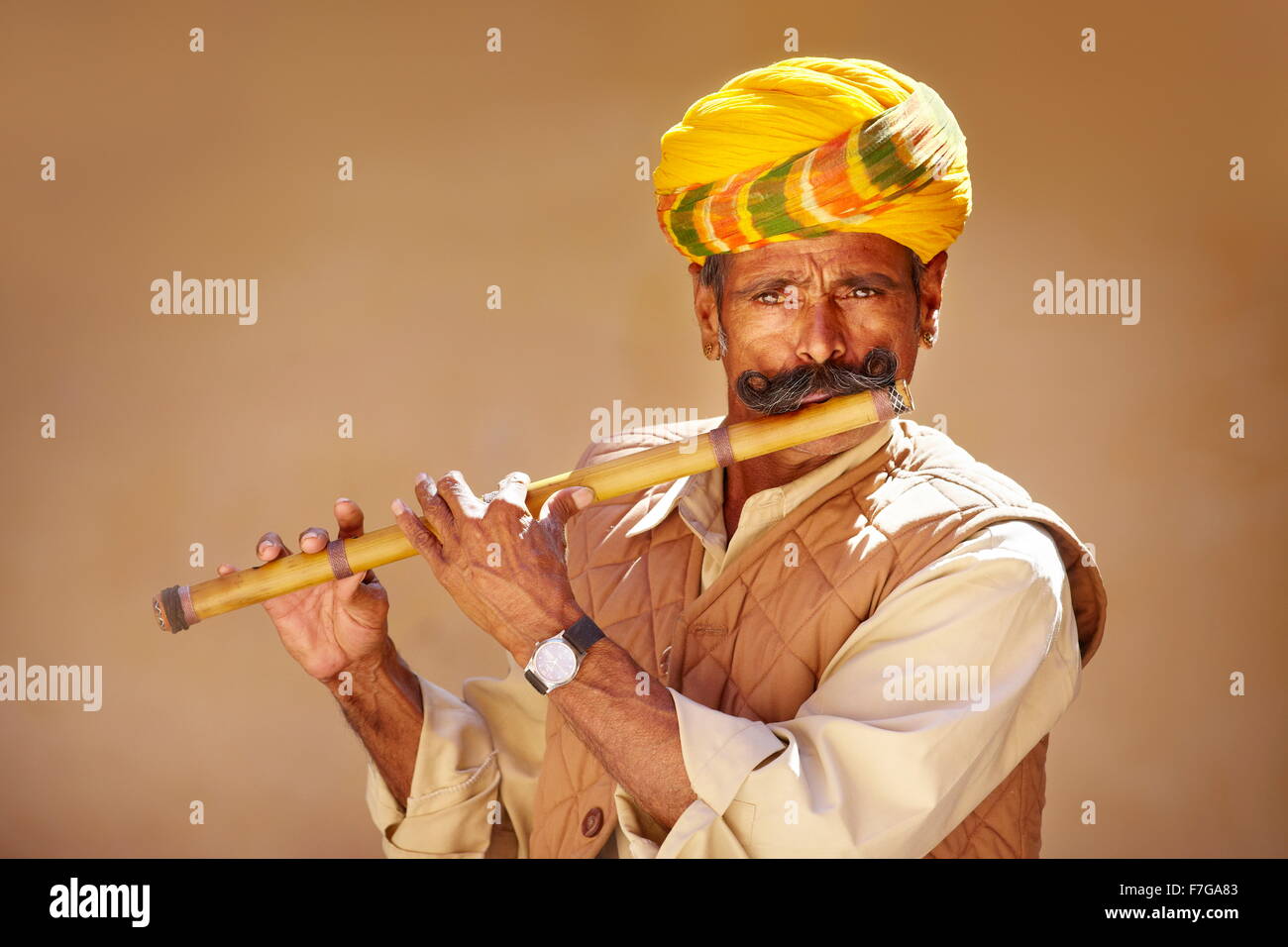Retrato de hombre con turbante india músico tocando la flauta, Jaisalmer, Rajasthan, India Foto de stock