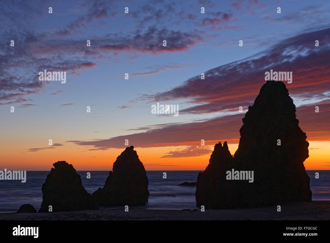 Atardecer en la playa de Rodeo en Marin, California, con la media luna Foto de stock