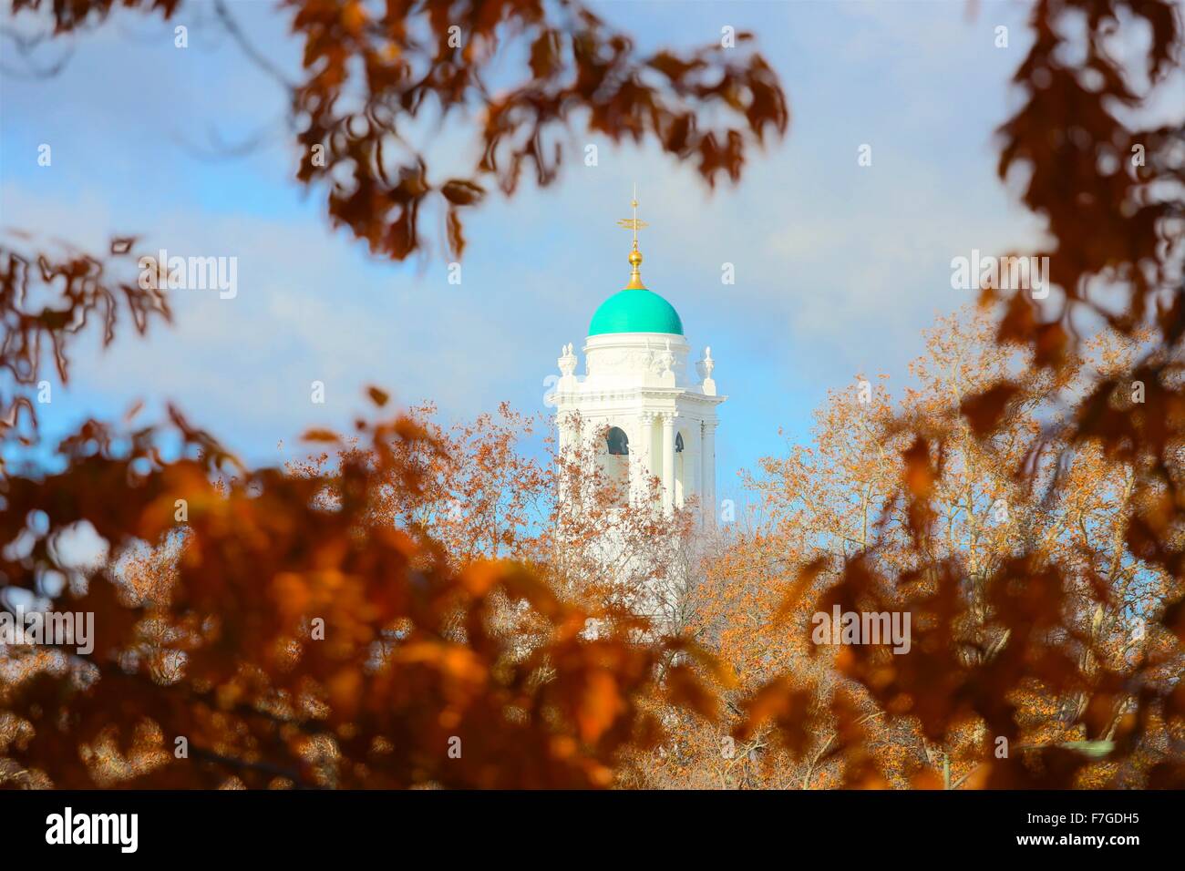 Hermoso día de otoño a lo largo del Río Charles en la Universidad de Harvard en Cambridge, Massachusetts Foto de stock