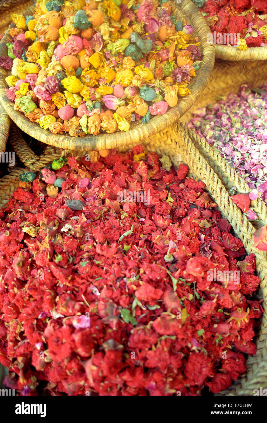 Las flores secas para la venta en la medina de Marrakech.Marruecos Foto de stock