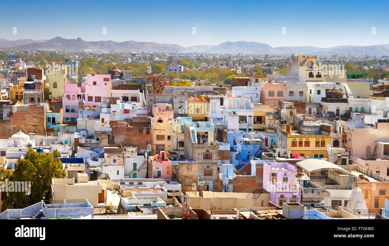 Vista aérea de la ciudad de Udaipur en el Palacio de la ciudad, Udaipur, Rajasthan, India Foto de stock