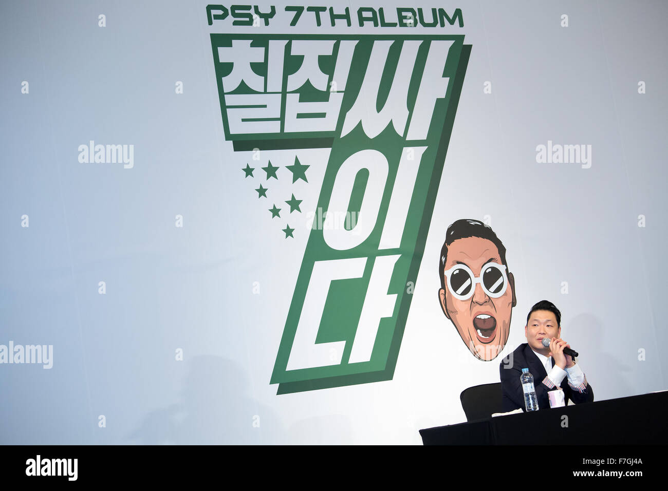 Psy, Nov 30, 2015 : cantante surcoreana Psy asiste a una conferencia de prensa acerca de su nuevo álbum 7 en Seúl, Corea del Sur. Psy del 7º álbum tiene nueve pistas con dos canciones principales, "Napal baji (Bellbottoms)' y 'Daddy'. Artistas internacionales como will.i.am, Ed Sheeran y sión T aparecen como artistas invitados en el álbum. © Lee Jae-Won/AFLO/Alamy Live News Foto de stock