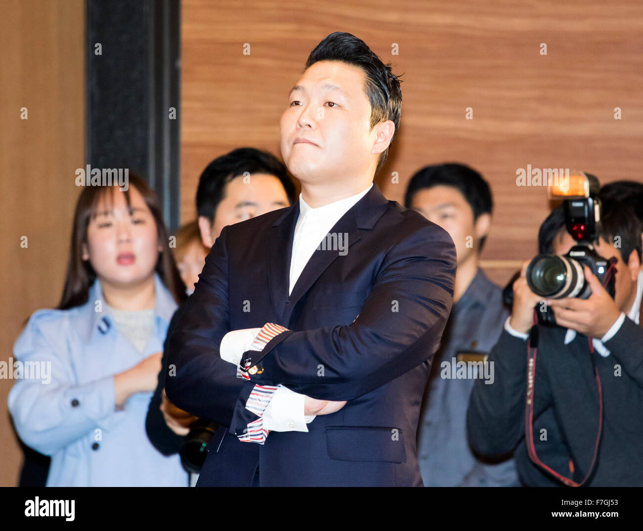 Psy, Nov 30, 2015 : cantante surcoreana Psy (C) busca su nueva música vídeos reproducidos en una pantalla durante una conferencia de prensa acerca de su nuevo álbum 7 en Seúl, Corea del Sur. Psy del 7º álbum tiene nueve pistas con dos canciones principales, "Napal baji (Bellbottoms)' y 'Daddy'. Artistas internacionales como will.i.am, Ed Sheeran y sión T aparecen como artistas invitados en el álbum. © Lee Jae-Won/AFLO/Alamy Live News Foto de stock