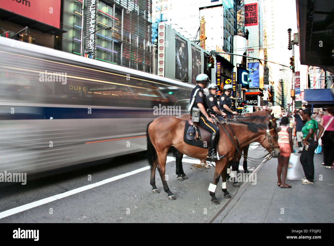 La CIUDAD DE NUEVA YORK - 26 DE JUNIO: policías montar sus caballos en el centro de Nueva York, en la calle principal, Manhattan el 26 de junio de 2008, Foto de stock