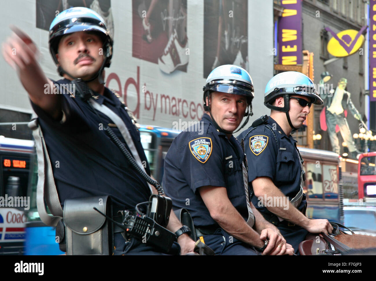 La CIUDAD DE NUEVA YORK - 26 DE JUNIO: policías montar sus caballos en el centro de Nueva York, en la calle principal, Manhattan el 26 de junio de 2008, Foto de stock