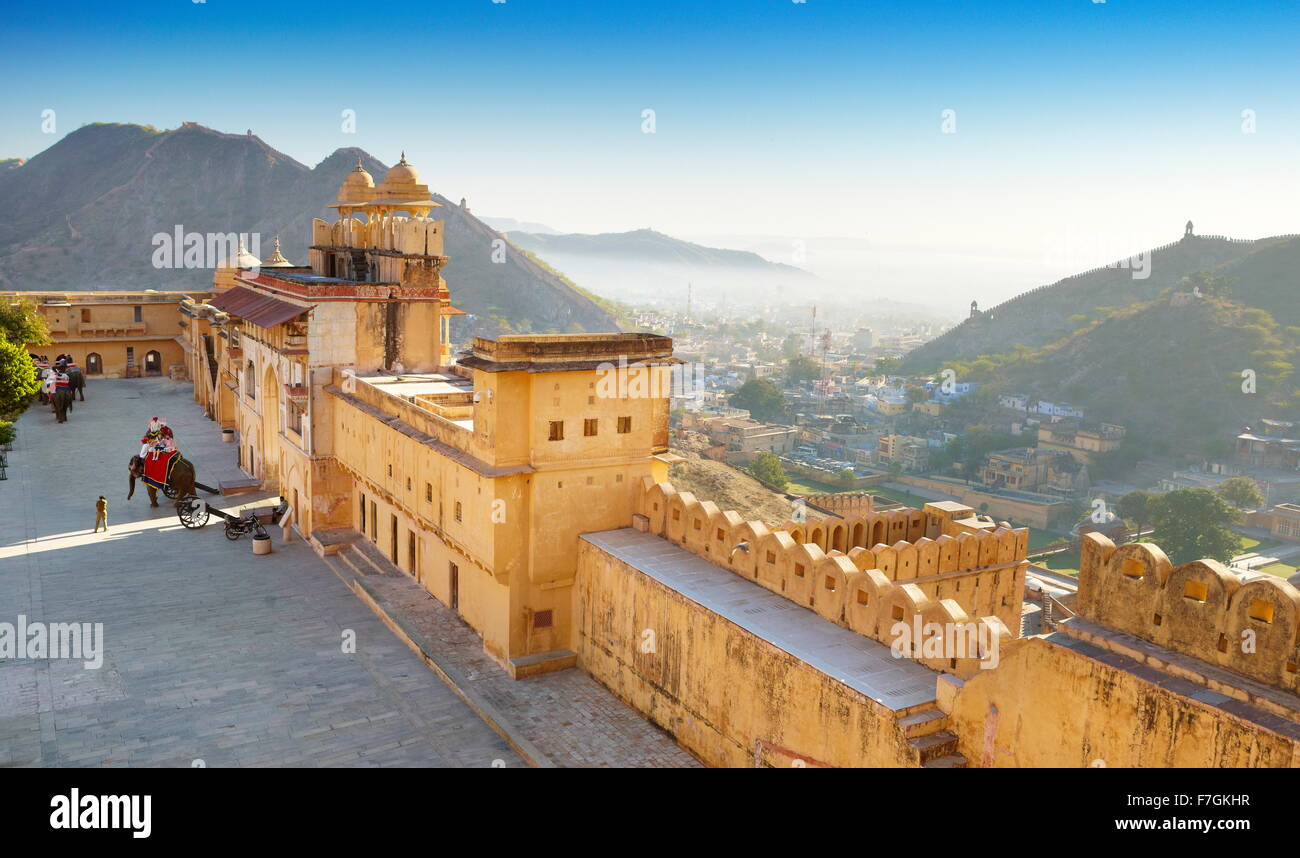 Los muros exteriores del Fuerte Amber Amber Palace en Jaipur, Rajasthan, India Foto de stock