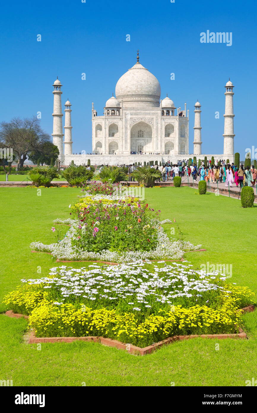 El Taj Mahal y el Mughal jardines del Taj Mahal, Agra, Uttar Pradesh, India Foto de stock