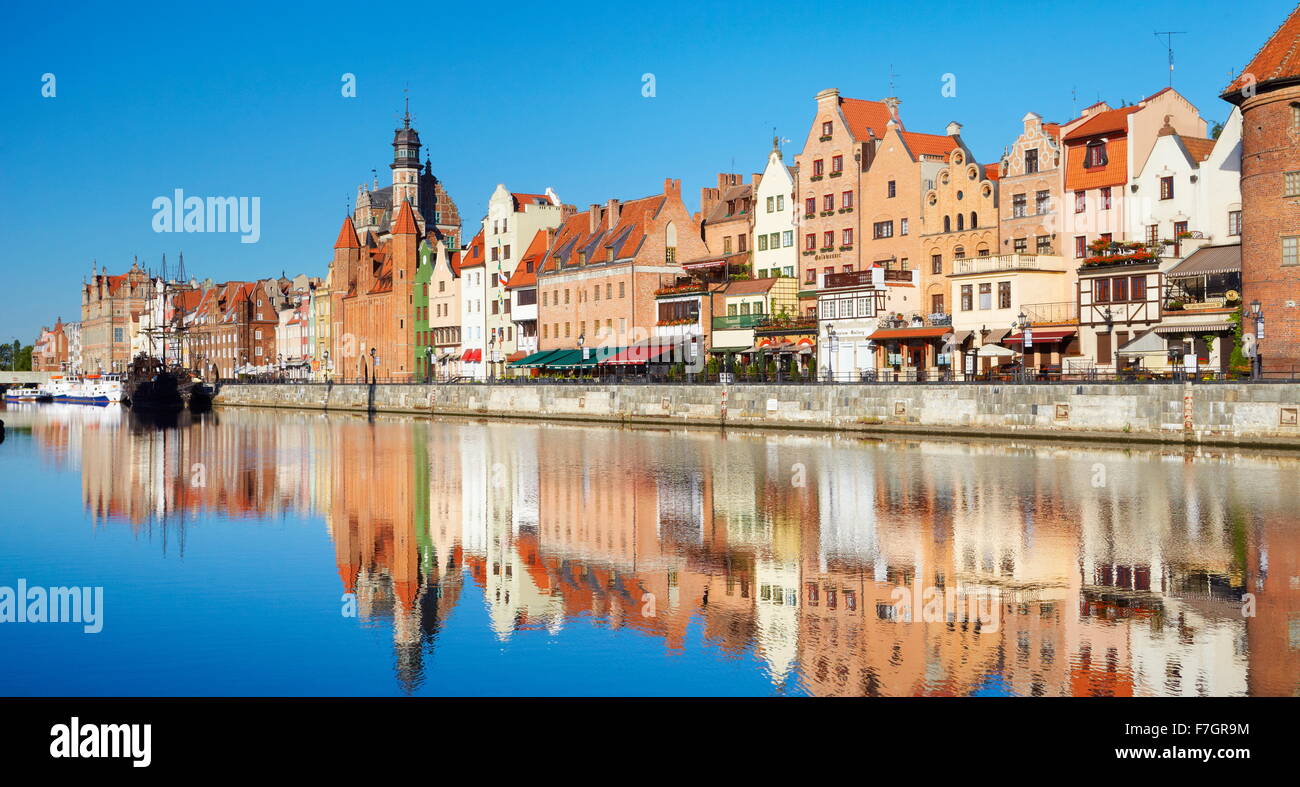 El casco antiguo de Gdansk, una grúa pórtico sobre las orillas del río Motlawa, Pomerania, Polonia Foto de stock
