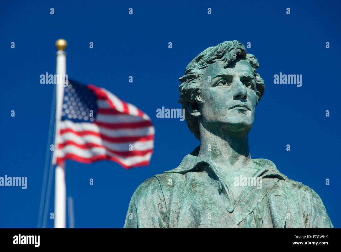 El capitán Parker estatua en Battle Green con bandera americana, Lexington Green, Lexington, Massachusetts Foto de stock