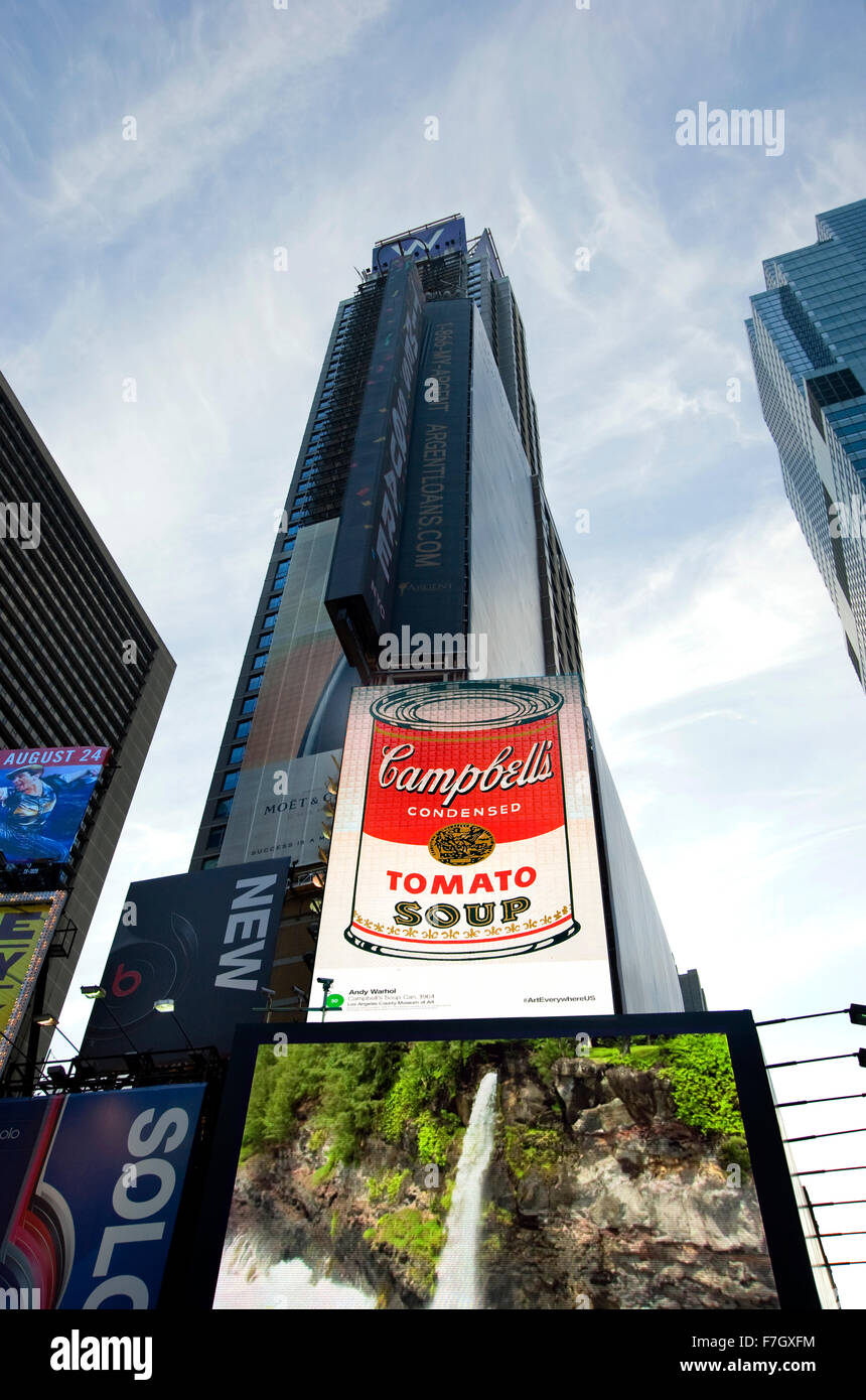Imágenes de arte como Andy Warhol's Campbell's Soup pintura aparece en vallas publicitarias en Times Square, en Nueva York durante el proyecto arte por todas partes. Foto de stock