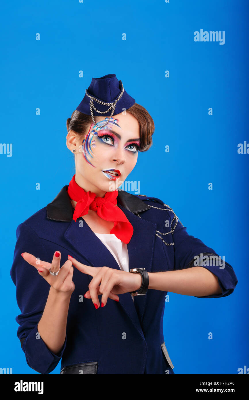 Azafata con cara de arte considera los dedos. Atractiva chica joven en un traje  azul de asistentes de vuelo. En el transporte aéreo. Servicio Fotografía de  stock - Alamy