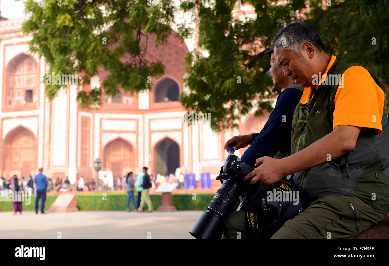 El fotógrafo profesional, viendo la pantalla de la cámara Foto de stock