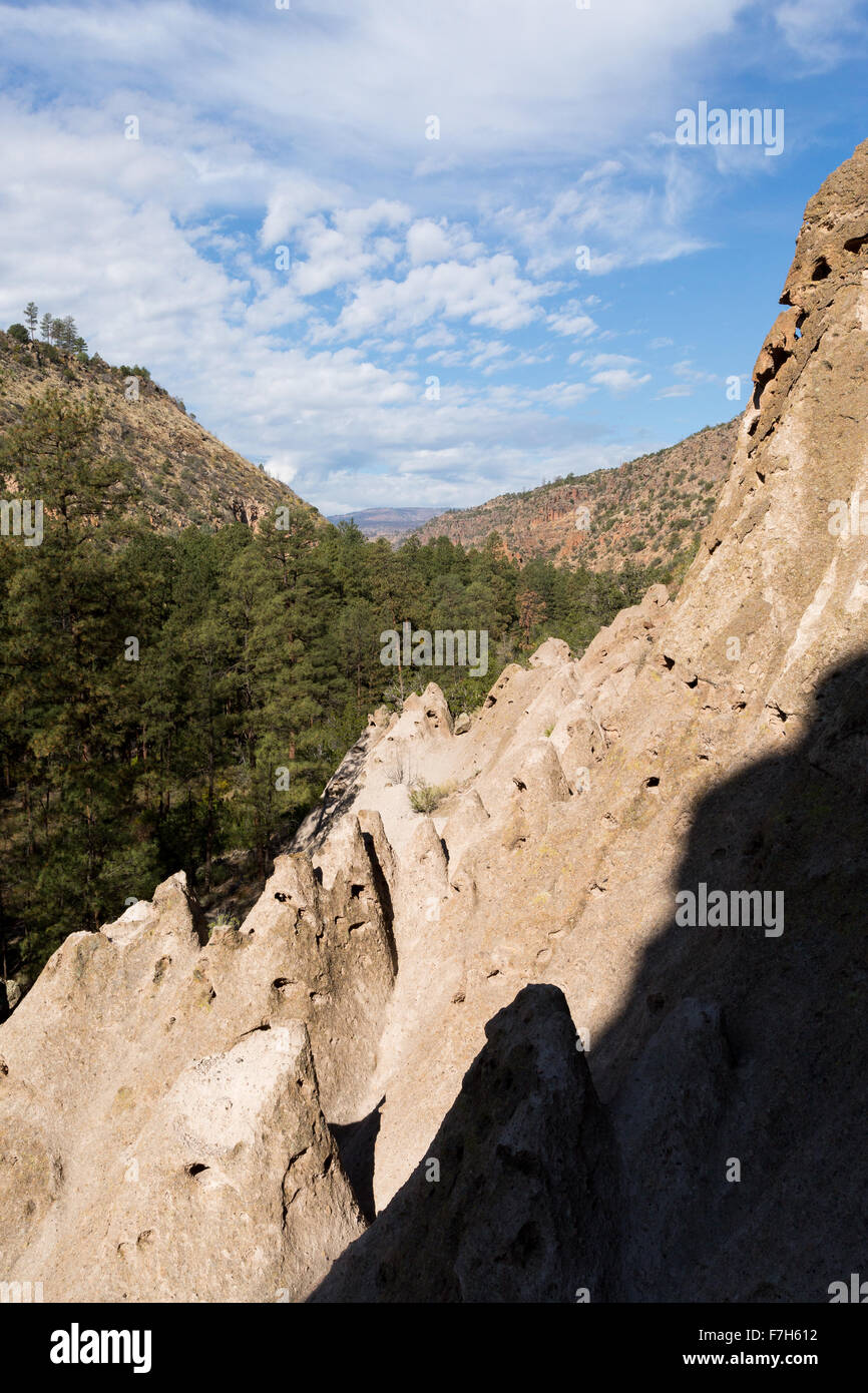 Frijoles Canyon remontándose desde los acantilados de toba, de Los Alamos, Nuevo México Foto de stock