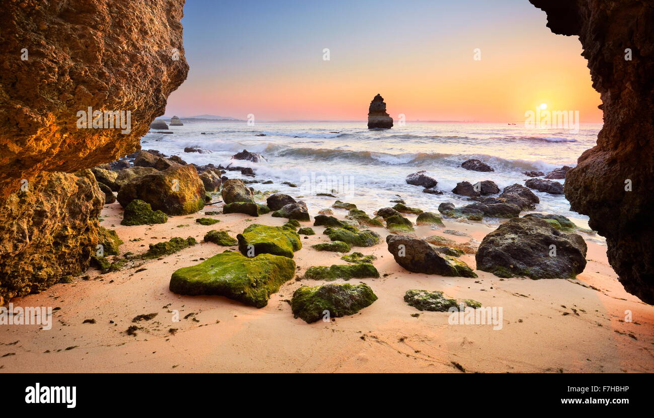 Amanecer en Algarve playa rocosa cerca de Lagos, Algarve, Portugal Foto de stock