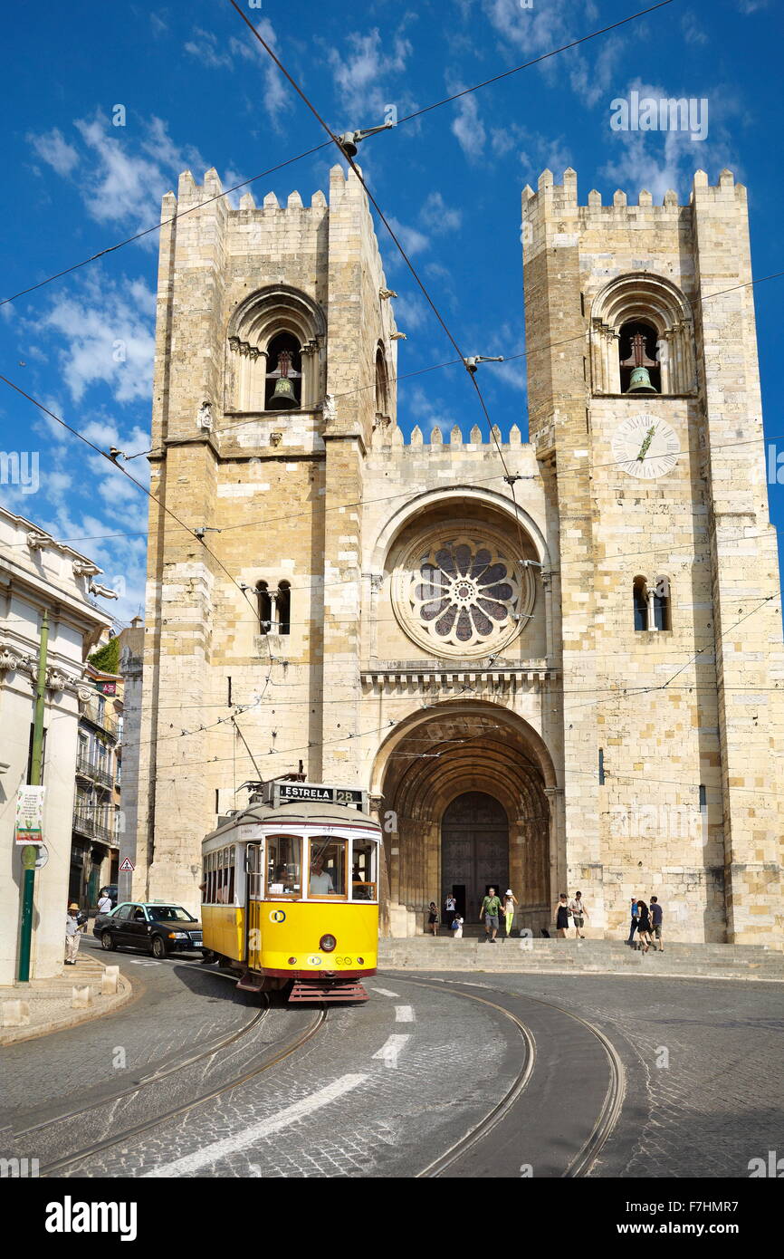 El tranvía 28 y la Sé Catedral, distrito de Alfama, Lisboa, Portugal Foto de stock