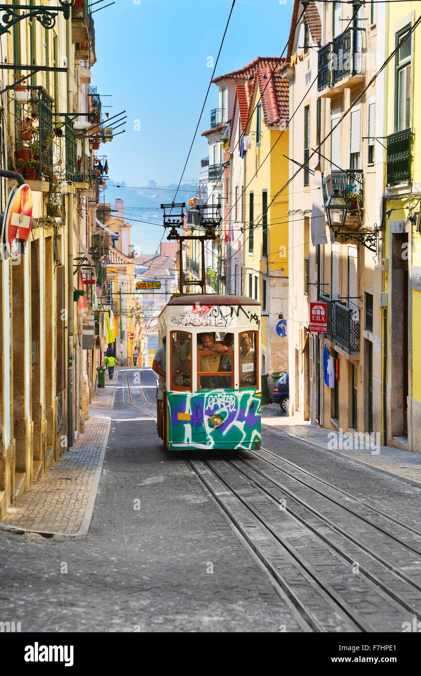 Tranvía de Lisboa, "Elevador da Bica" Portugal Foto de stock