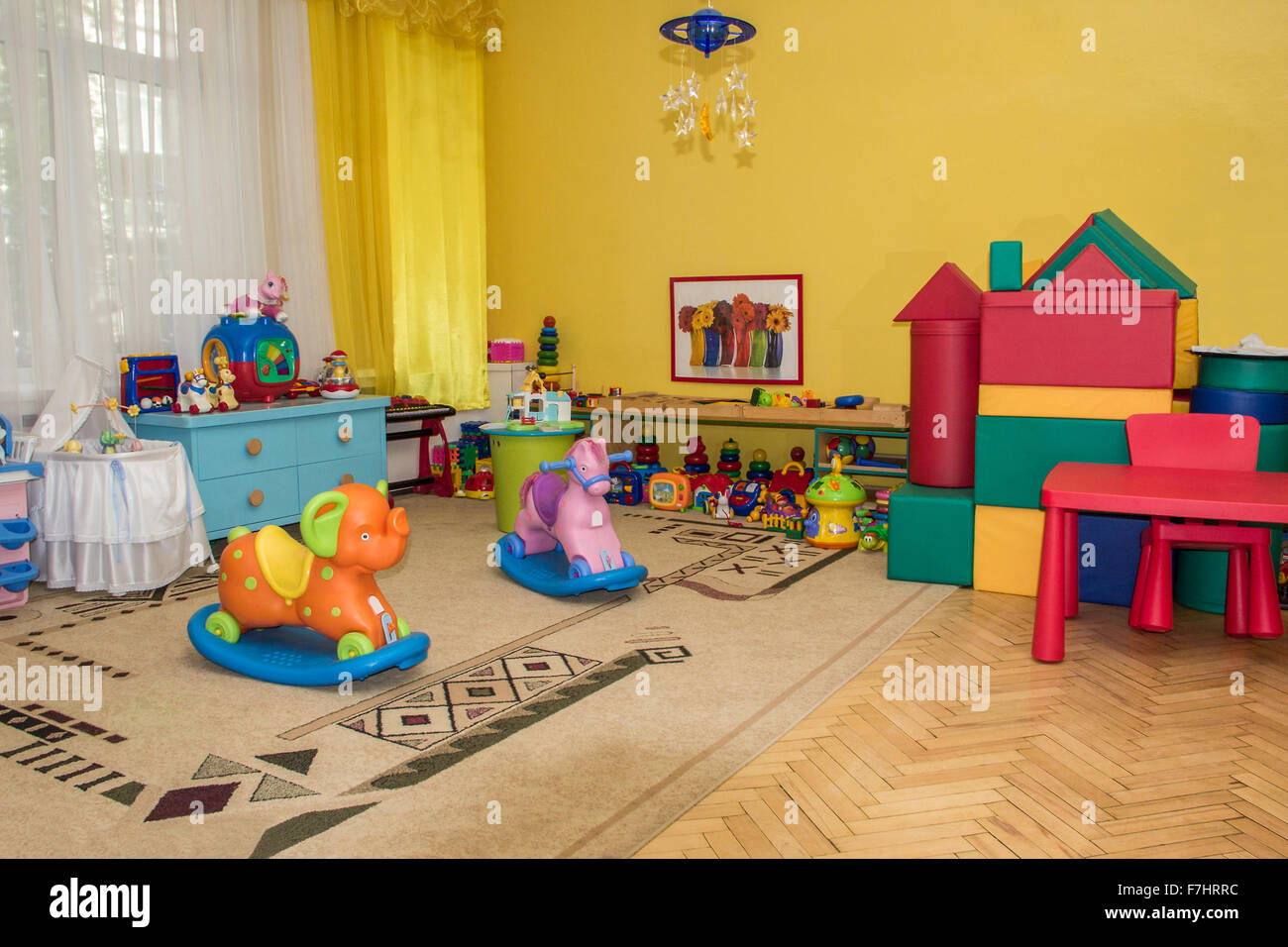 Zona de juego con un montón de juguetes en el jardín infantil Fotografía de  stock - Alamy