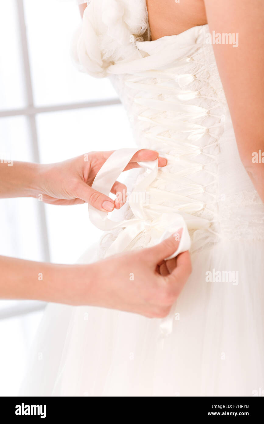 Closeup retrato de una novia poner vestido blanco Foto de stock