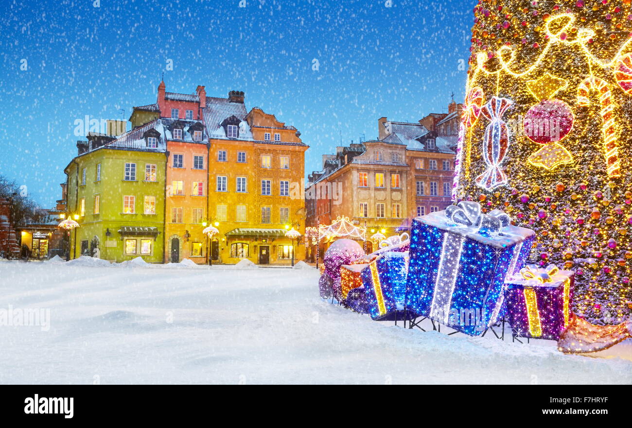 La nieve de invierno al aire libre decoración de árbol de navidad , Varsovia, Polonia Foto de stock