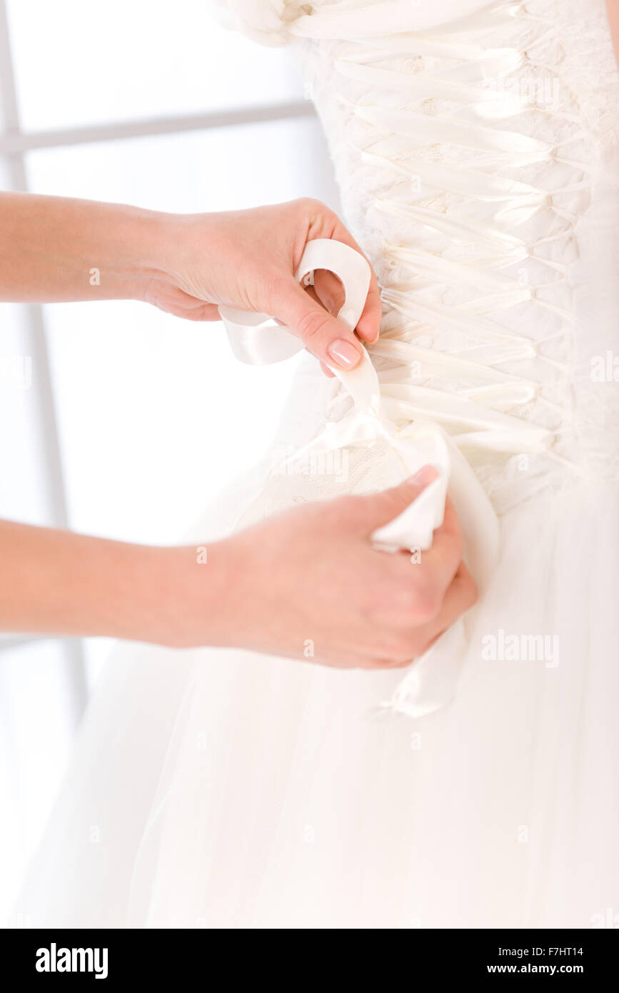 Closeup retrato de una novia poner vestido blanco Foto de stock