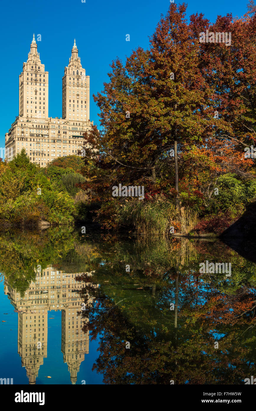 Otoño vista de Central Park con edificio San Remo, Manhattan, Nueva York, EE.UU. Foto de stock