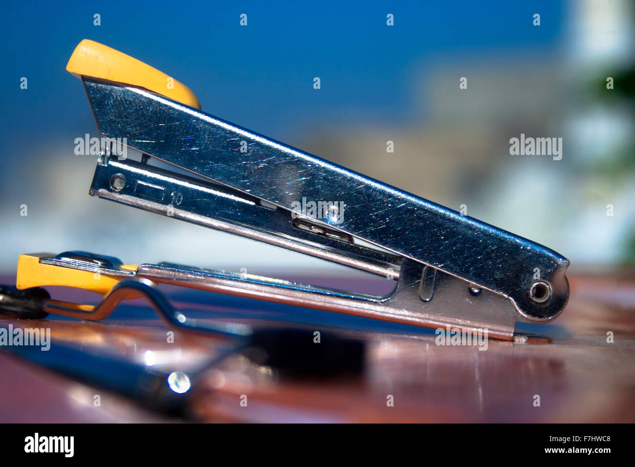 Máquina simple : Cerrar - arriba de una grapadora poniendo en un panel de  escritura Fotografía de stock - Alamy