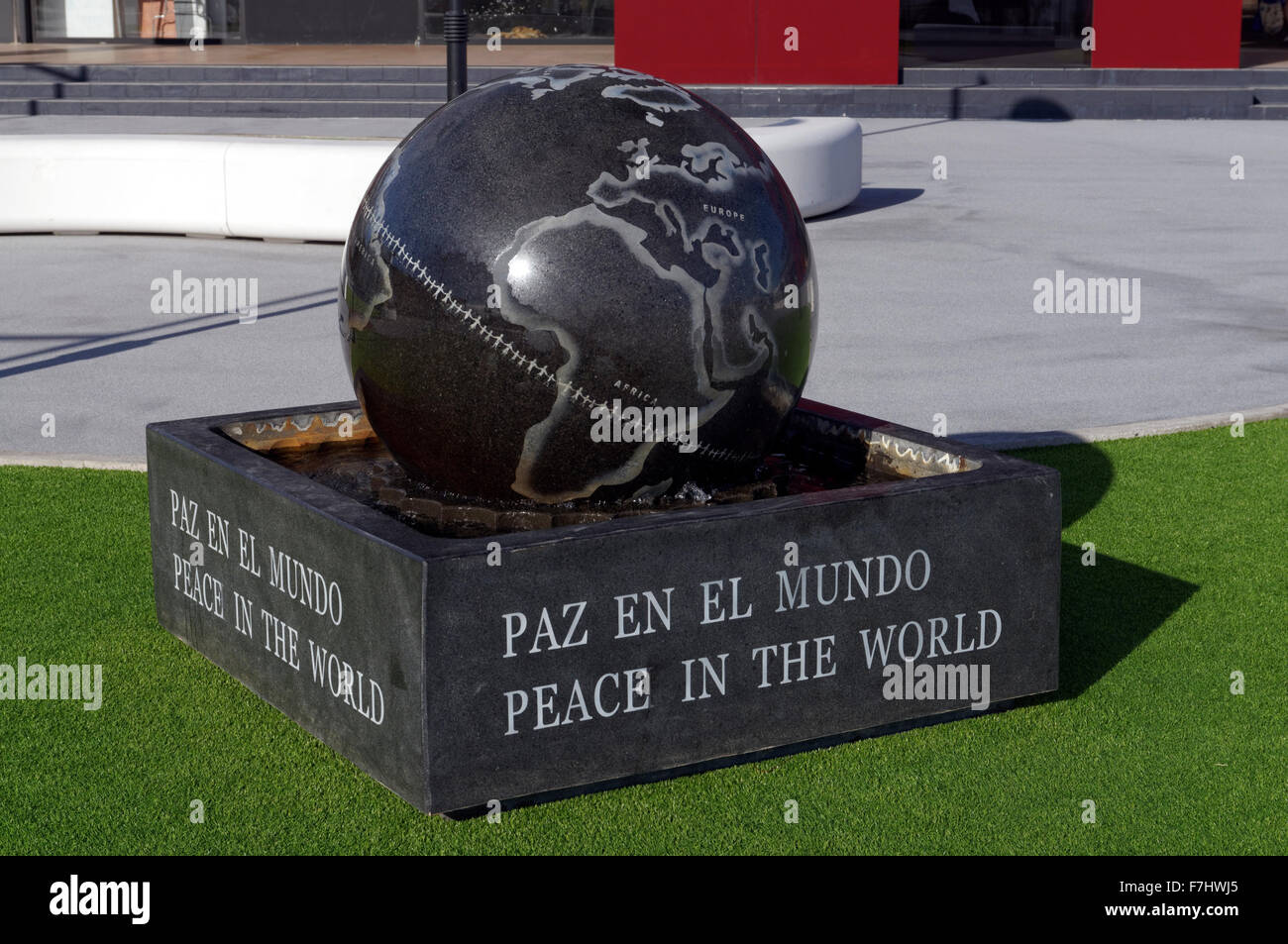 La paz en el mundo, escultura, Rubimar Shopping Center, Rubicon Marina, Las Coloradas, Playa Blanca, Lanzarote, Islas Canarias. Foto de stock