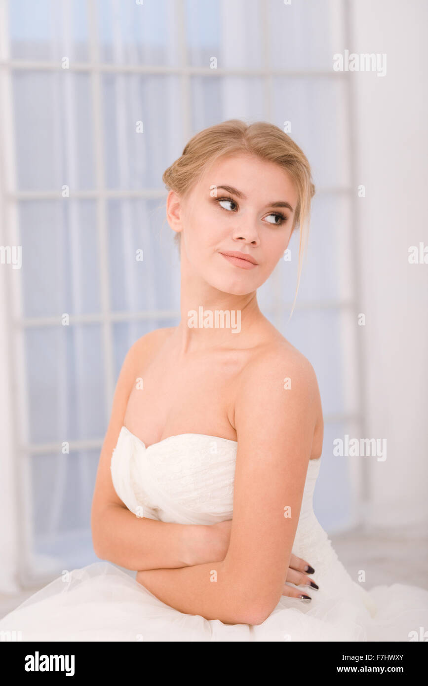 Retrato de una novia vestido blanco mirando lejos Foto de stock