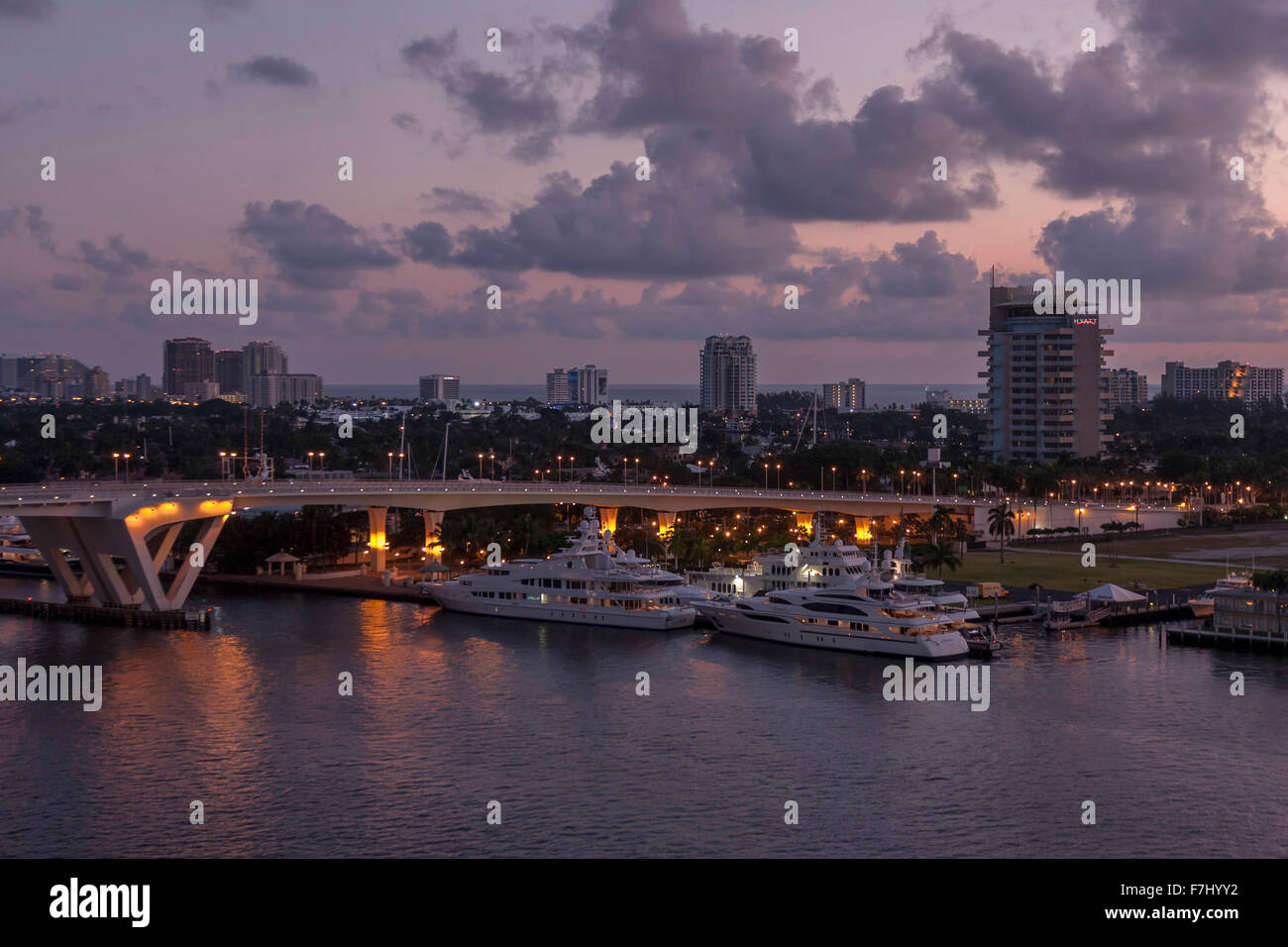 Motor cruceros atracados al amanecer en Port Everglades, Fort Lauderdale Florida Foto de stock