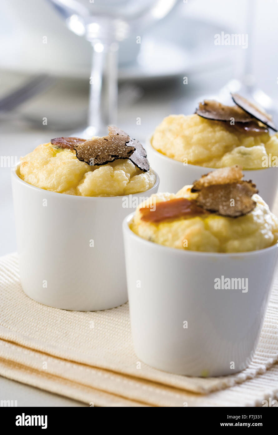 Soufflé servido con trufa negra Foto de stock