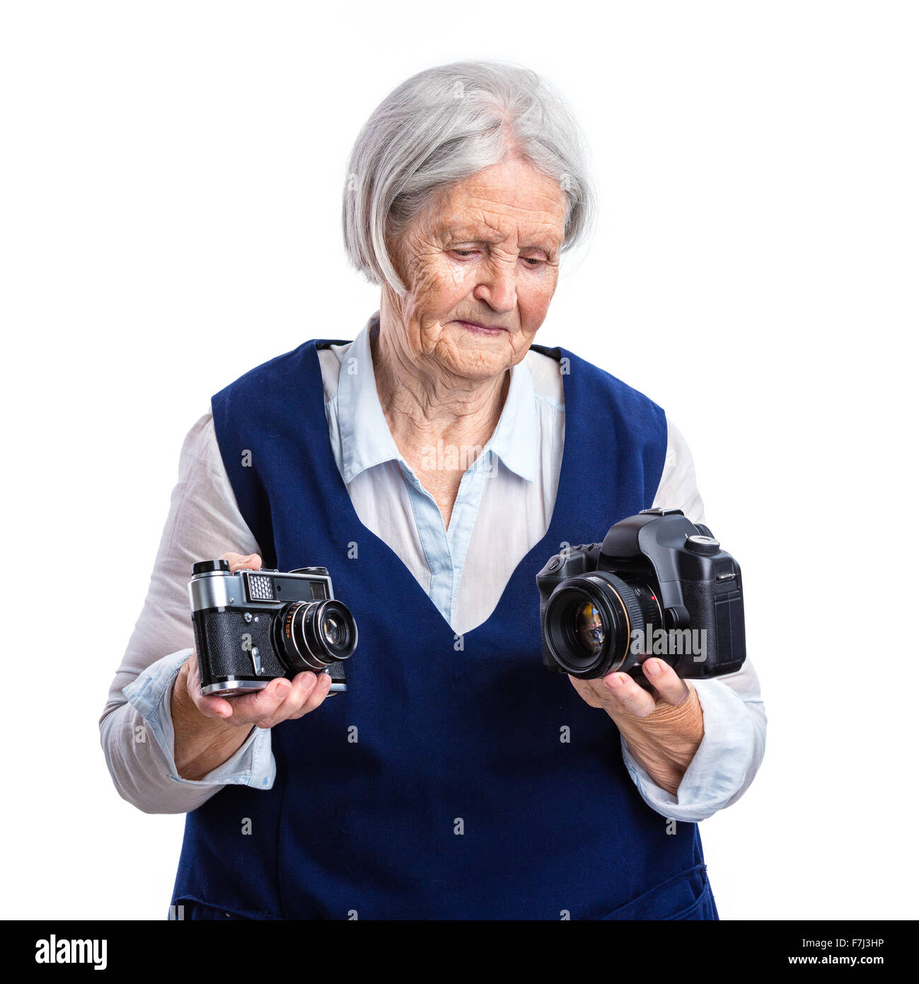Mujer mayor elección entre antiguo y moderno de cámara analógica digital  Fotografía de stock - Alamy