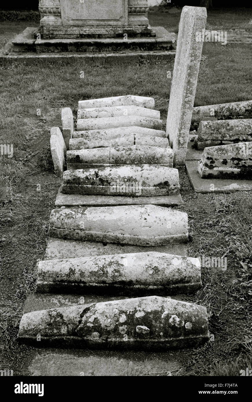 Charles Dickens niño tumbas en el cementerio de St James en refrigeración en Kent en Inglaterra en Gran Bretaña en el Reino Unido. A partir de la novela grandes expectativas Foto de stock