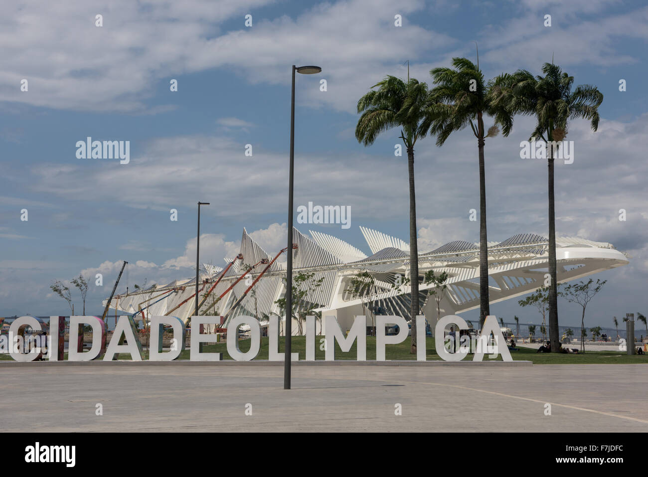 Vista de la Praça Mauá con la #CIDADEOLIMPICA signo prominente en frente del Museu do amanhã (Museo del Mañana). Juegos Olímpicos, Rio de Janeiro, Brasil, 2016. Foto de stock