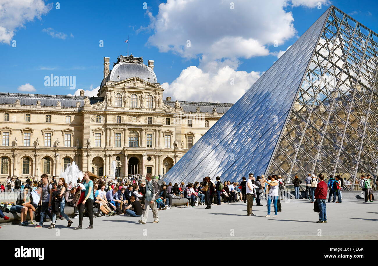 Turistas descansando en el Museo del Louvre, París, Francia Foto de stock