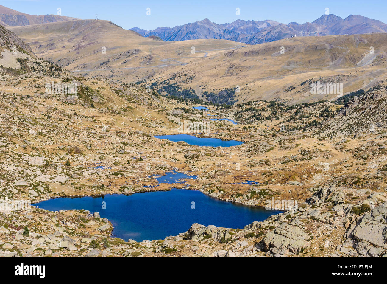 Vista panorámica de los lagos en el circuito del Lago de Pessons, Andorra Foto de stock