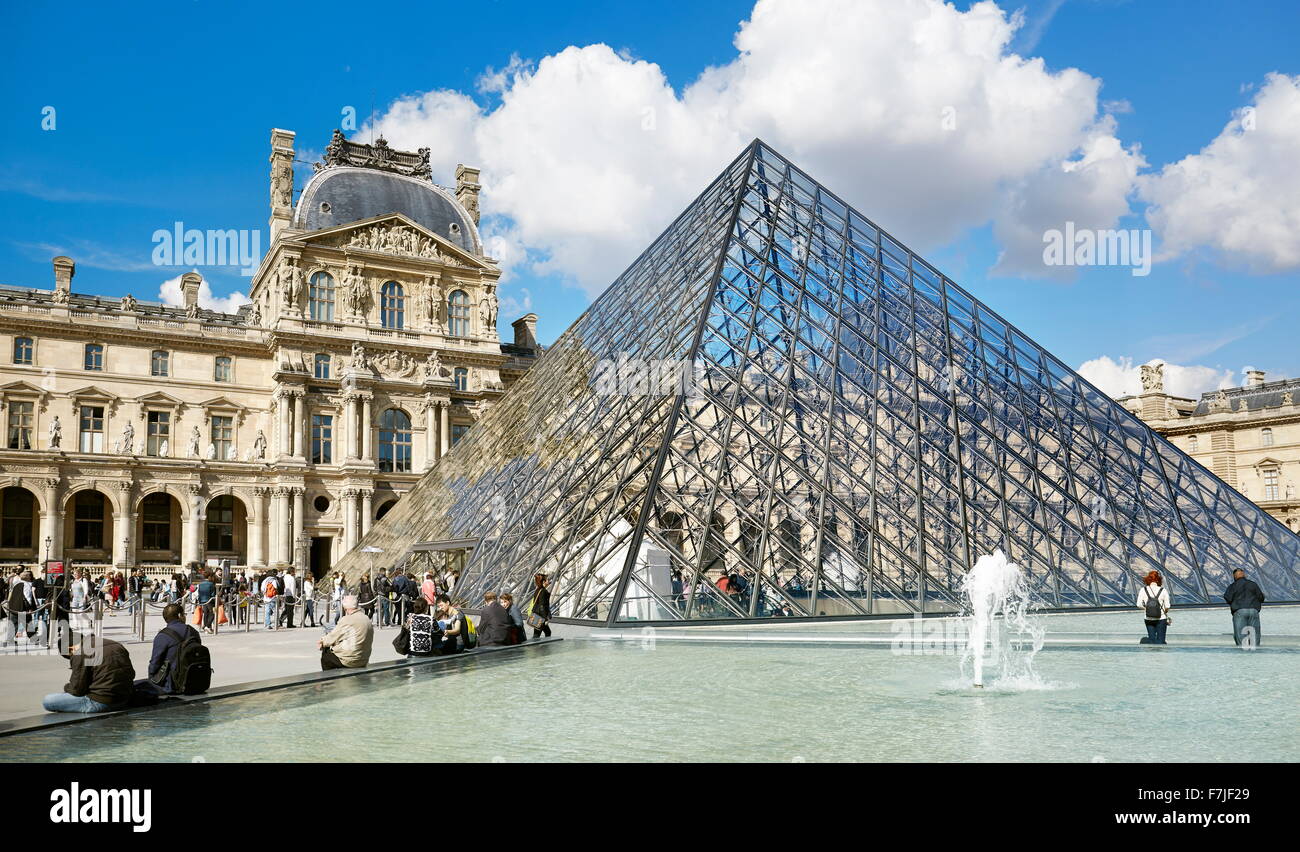 Pirámide de Cristal del Museo del Louvre, París, Francia Foto de stock