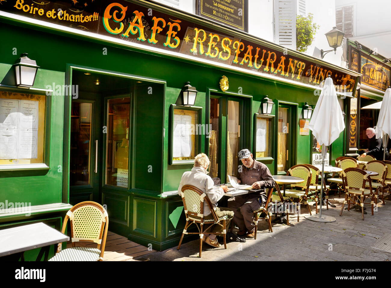Bar Restaurante en el barrio de Montmartre, Paris, Francia Foto de stock