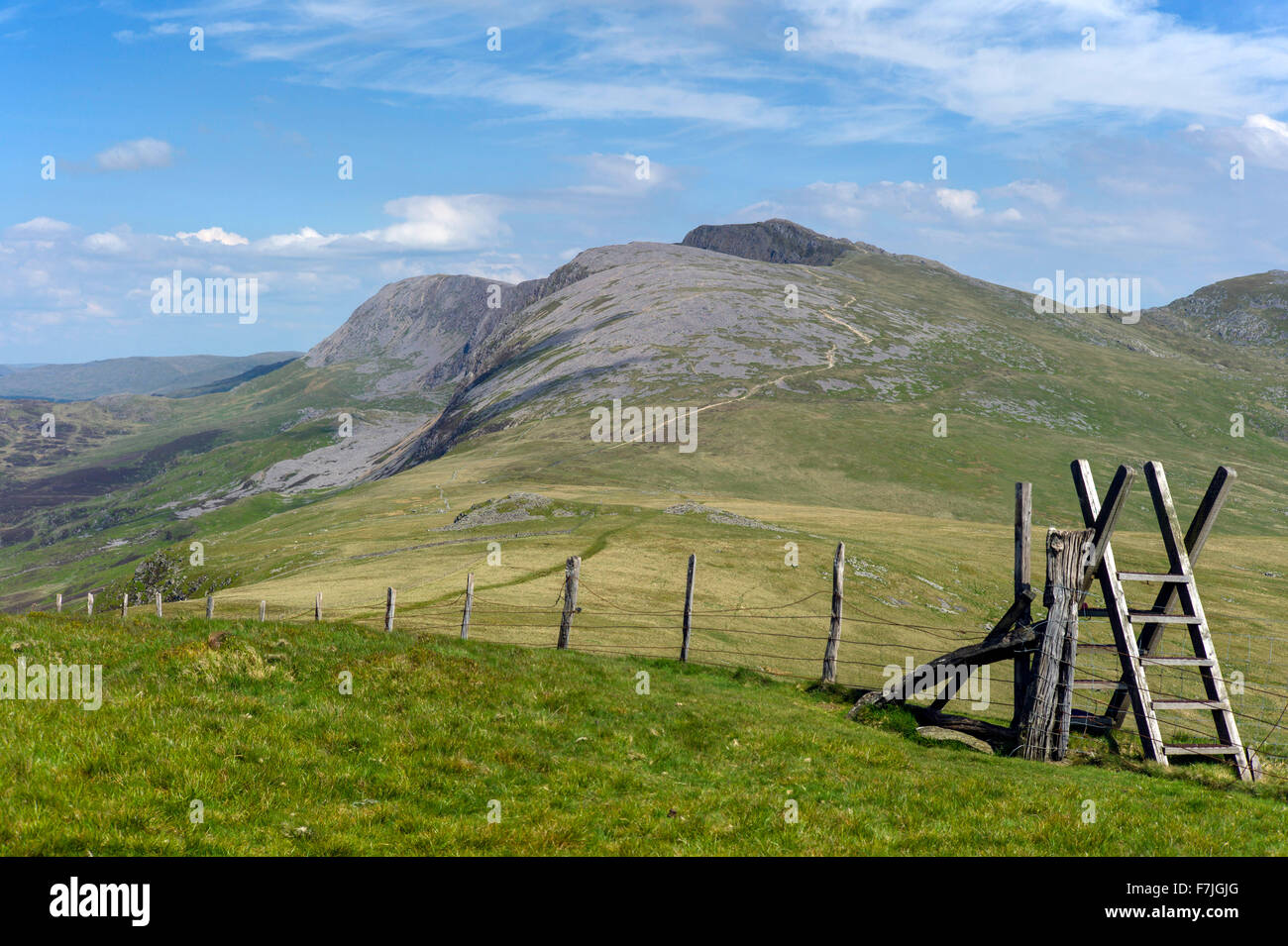 Una vista del stile en Craig SCT (660 m.) mirando a lo largo de la ladera de la montaña hacia la cumbre de Cader Idris (890m) Foto de stock