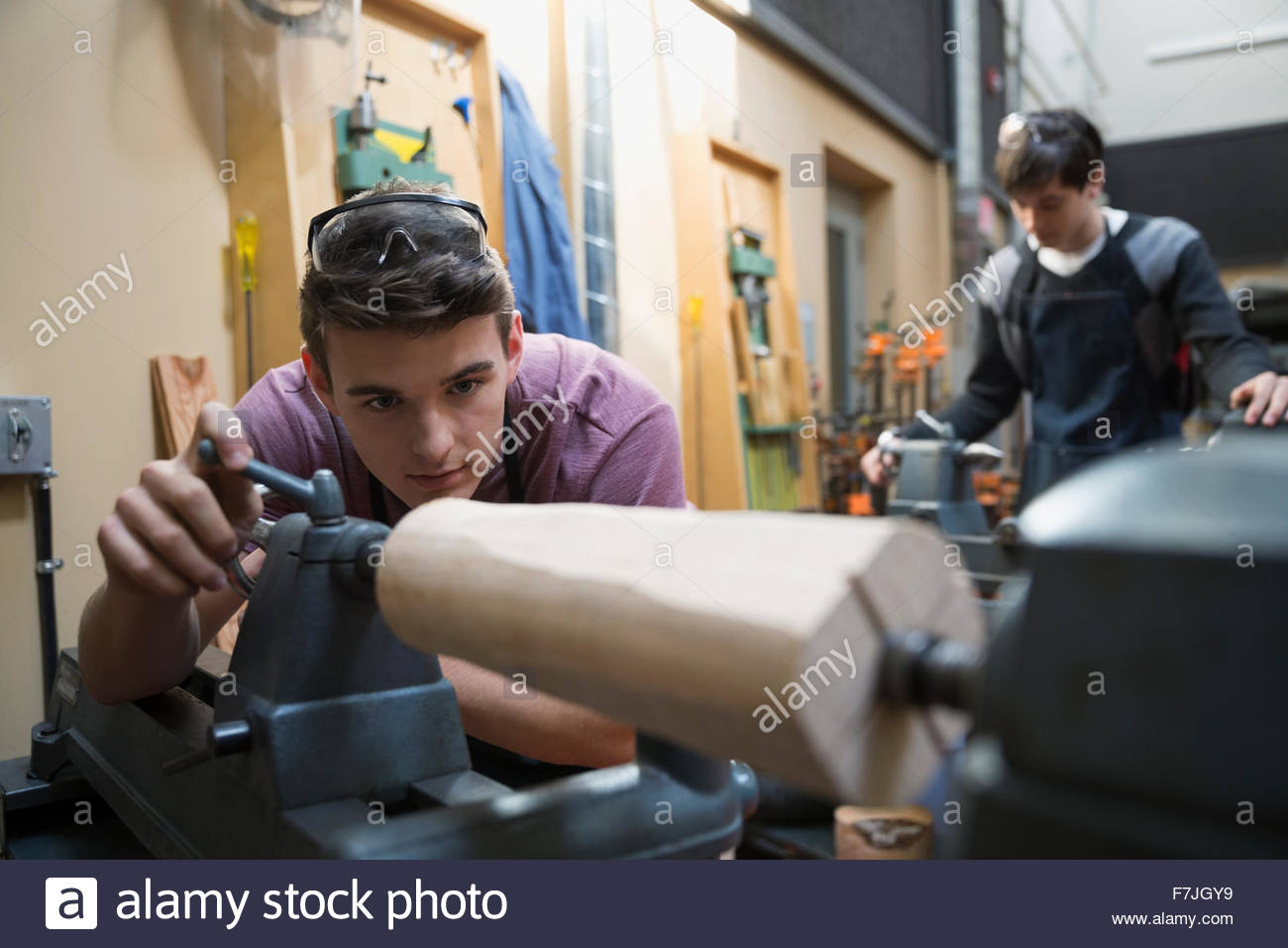 Centrado estudiante usando máquinas de carpintería Foto de stock