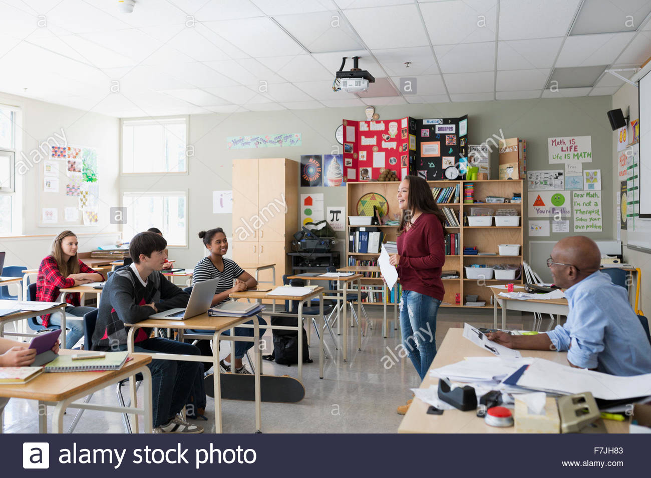 Estudiante de la High School secundaria de realizar la presentación en el aula Foto de stock