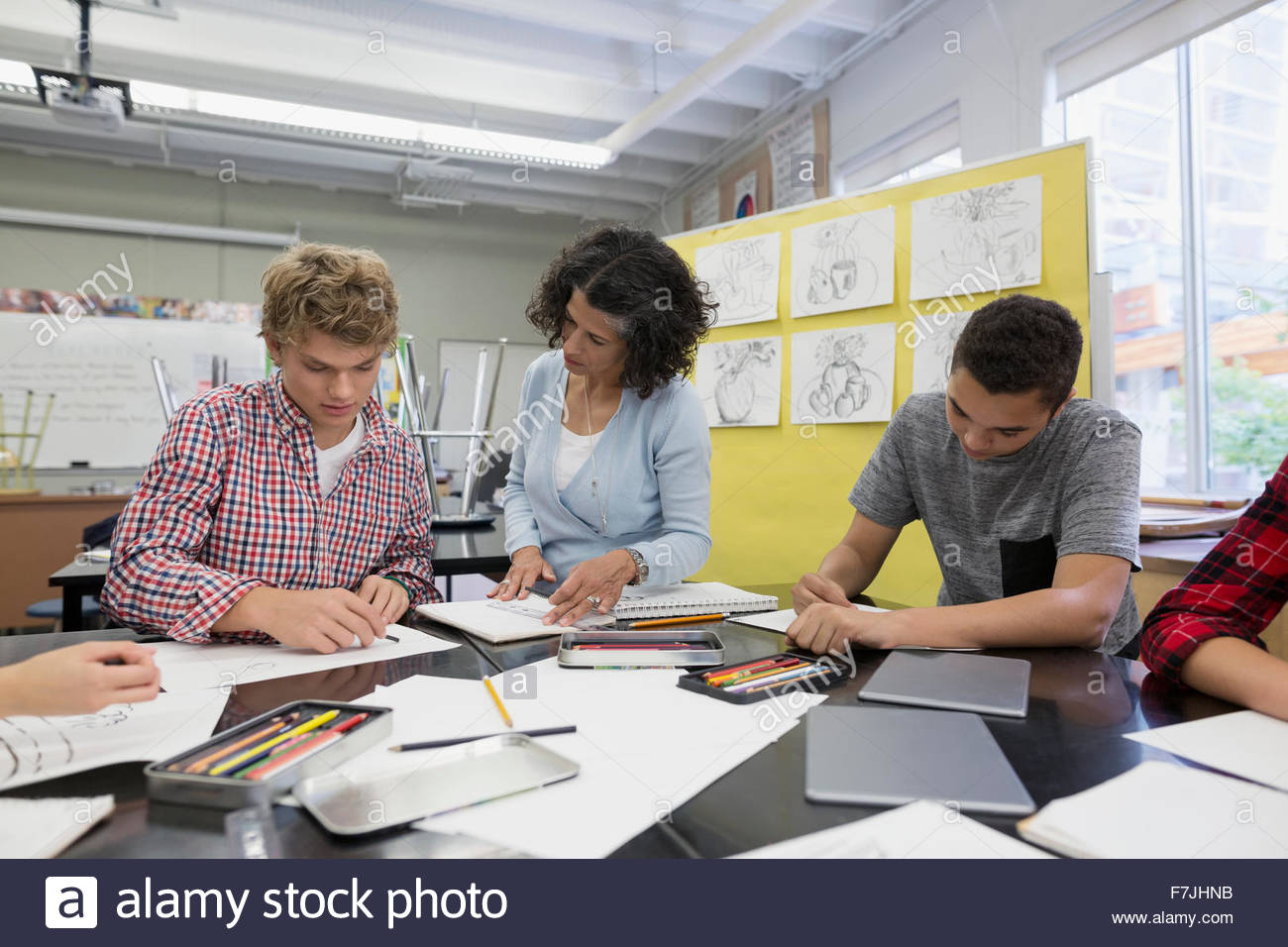 Profesor ayudando a estudiante de la High School secundaria en la clase de arte Foto de stock