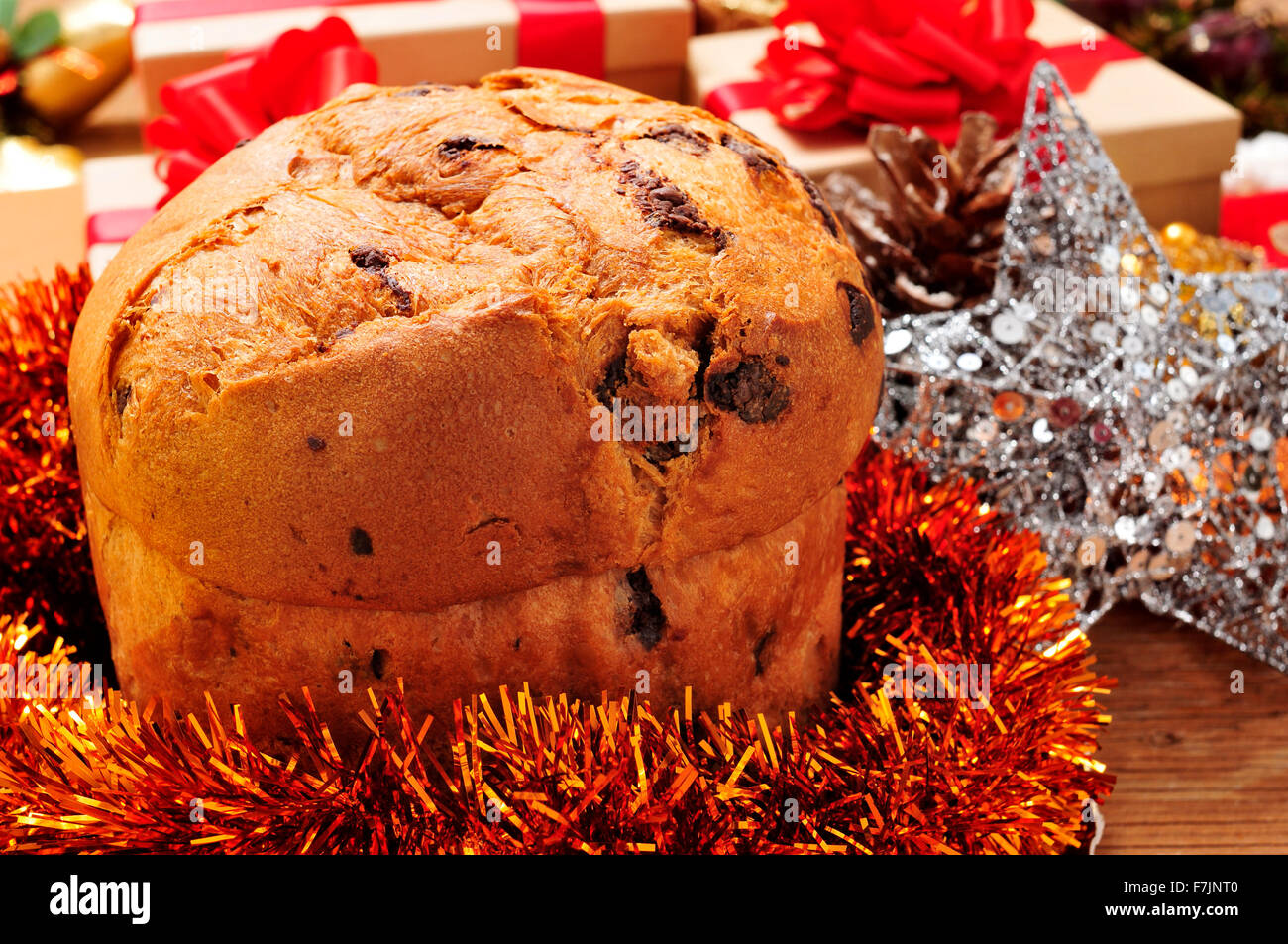 Primer plano de un un dulce típico italiano para Navidad, sobre una mesa con algunos
