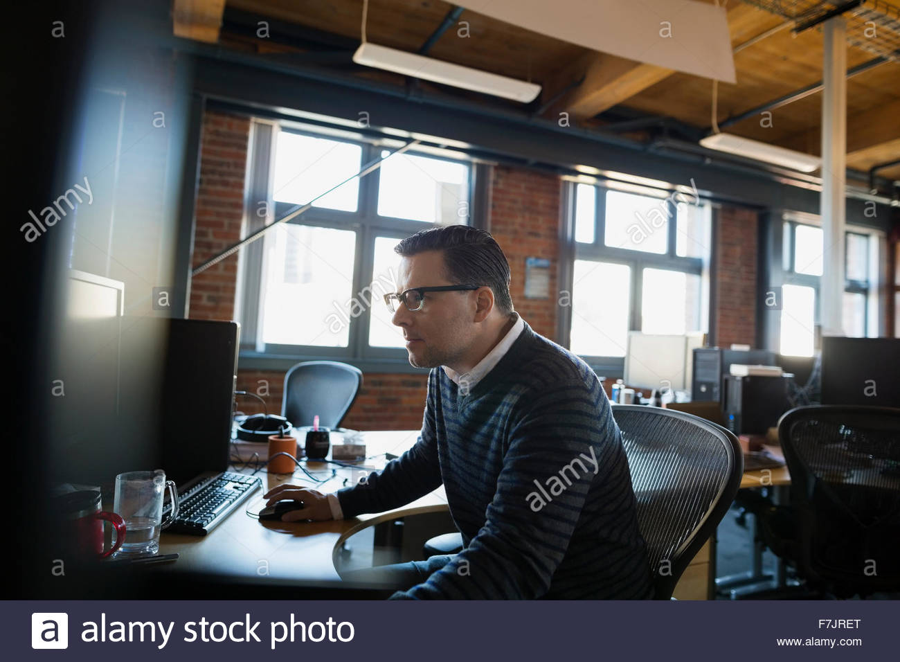 Centrado del empresario utilizando el ordenador en la oficina Foto de stock
