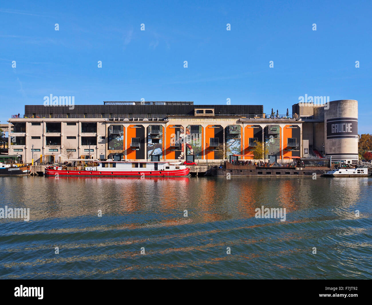 La moderna arquitectura comercial sobre los bancos del río Soane, Lyon, Francia Foto de stock