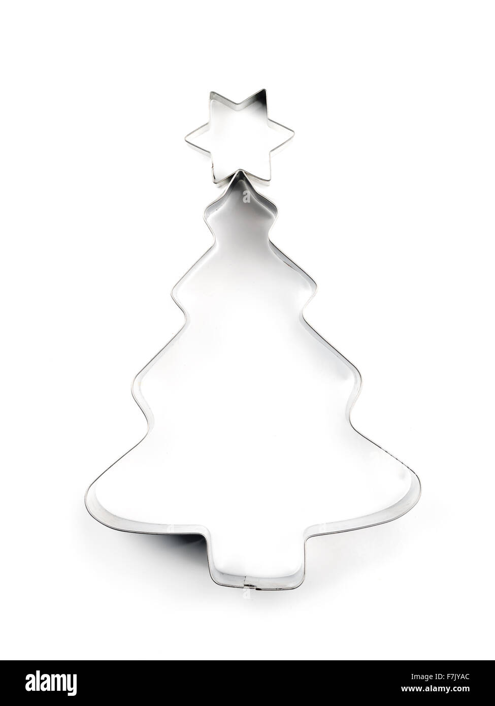 Árbol de navidad de metal de tipo cookie cutter sobre fondo blanco. Foto de stock