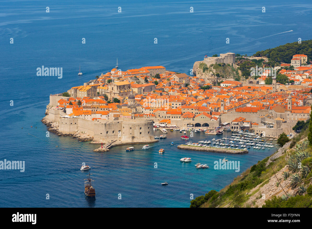 Dubrovnik, del condado de Dubrovnik-Neretva, en Croacia. Vista general de la ciudad vieja y el puerto. Foto de stock